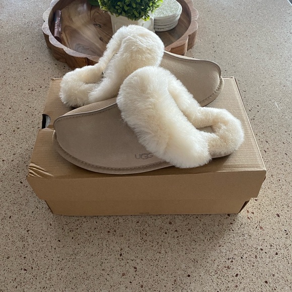 UGG Shoes - NWT UGG Beige Fluffy Slippers W SCUFFETTE II